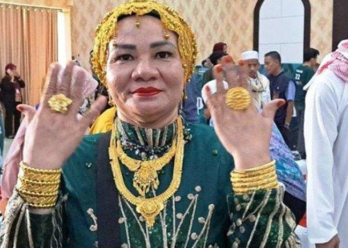 Ibu-Ibu  Pamer Emas di Bandara Makassar Usai Pulang Ibadah Haji, Ehh Ternyata Imitasi