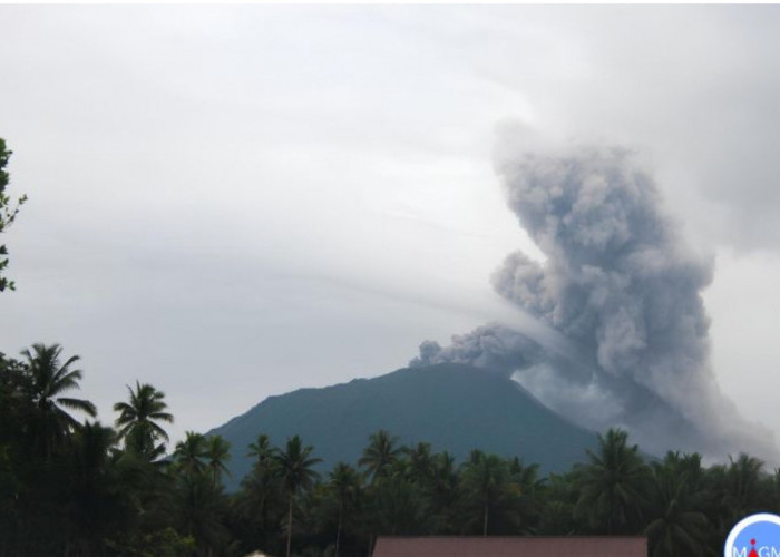 Gunung Ibu Halmahera Meletus Lontarkan Abu Vulkanik, Masyarakat Diimbau Waspada Aliran Lahar 