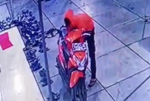 Pria Terekam CCTV Sedang Nyolong Sepeda Motor di Halaman Masjid Kota Bekasi