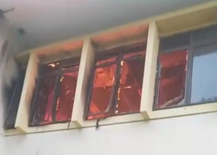 Kantor Dinas Pendidikan Habis Terbakar, Diduga Akibat Arus Pendek Listrik di Lantai 2 Gedung