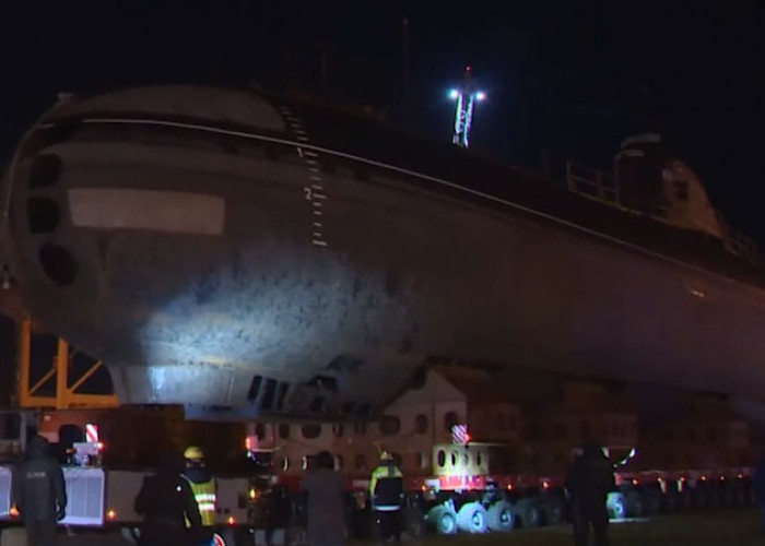 Rusia Paradekan Kapal Selam Nuklir Berbobot 3 Ribu Ton di Tengah Kota Kronstadt, Ternyata untuk ini