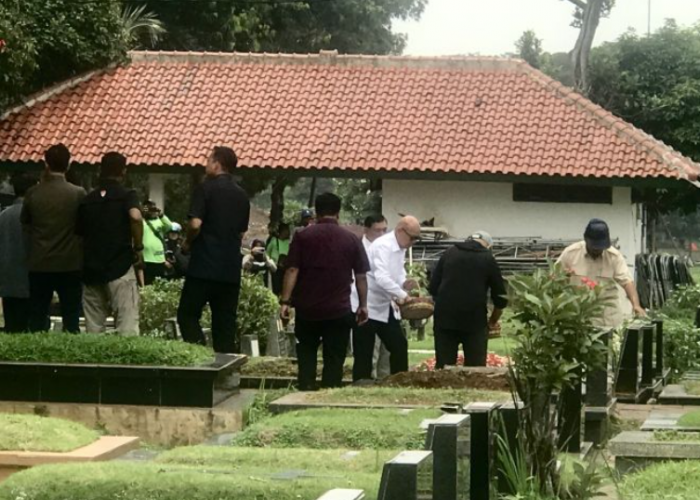Menang Quick Count, Prabowo Ziarah ke Makam Ibunya