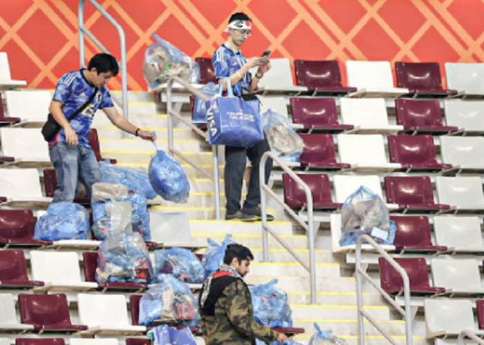 Takjub! Suporter Jepang Bersihkan Sampah di Stadion Piala Dunia Qatar 2022, Usai Pesta Mengalahkan Jerman