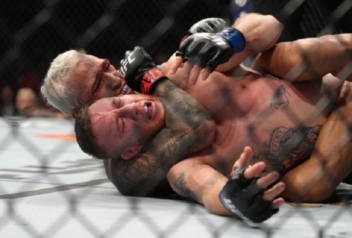 UFC 274: Tumpaskan Justin Gaethje Dengan RNC, Charles Oliveira 'Ngamuk' Pada UFC