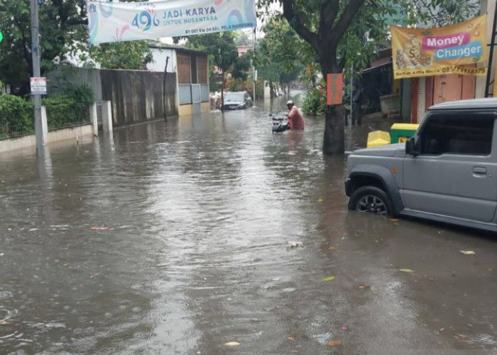Hujan Deras, Banjir 70 Cm Terjadi di 2 RT di Pela Mampang Jakarta Selatan