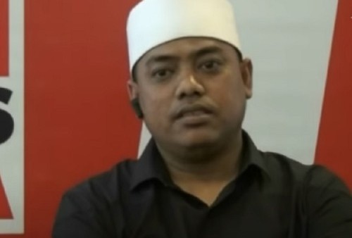 Muannas Alaidid Ledek Roy Suryo Pakai Penyangga Leher Usai Diperiksa Polisi Kasus Meme Stupa