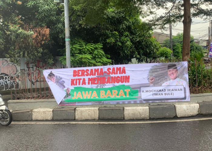 Spanduk Iwan Bule 'Bersama Membangun Jabar' Terpasang di Kota Bekasi