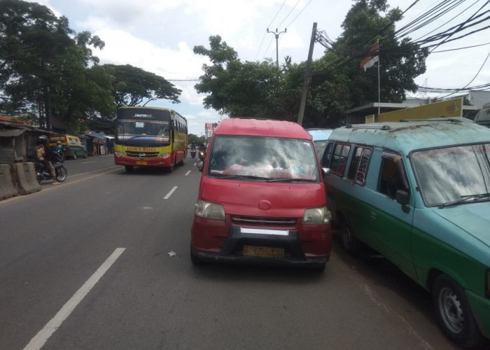 Jalan Raya Serang Cikupa Jadi Pangkalan Angkot, Jadi Semraut dan Biang Macet