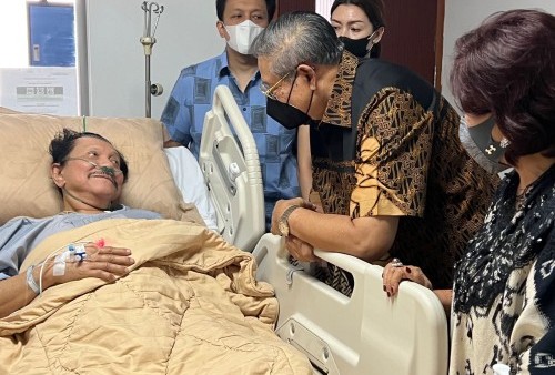 SBY Jenguk Hendropriyono di Rumah Sakit