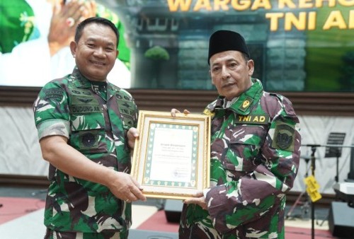 KASAD Dudung Kukuhkan Habib Lutfi sebagai Warga Kehormatan TNI AD