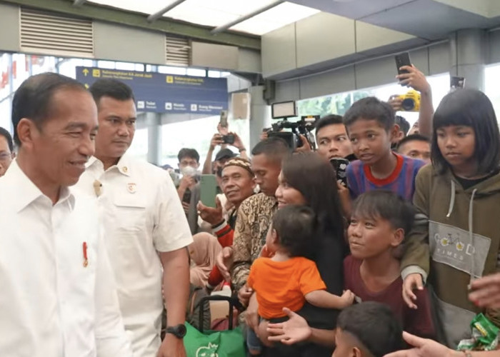 Jokowi Tinjau Pemudik di Stasiun Pasar Senen, Ada yang Perlu Dibenahi