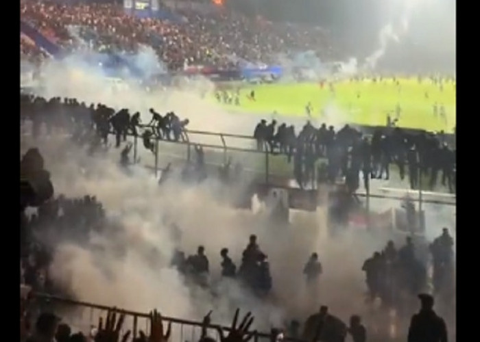 Ini Alasan Polisi Lepaskan Gas Air Mata ke Suporter yang Rusuh di Stadion Kanjuruhan