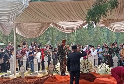 Muhadjir Effendy Pimpin Upacara Pemakaman Azyumardi Azra di TMP Kalibata