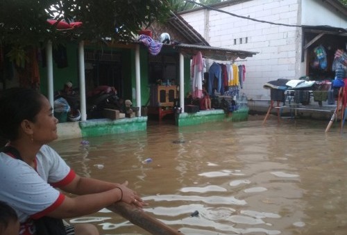 Dikepung Banjir, Warga Desa Tanjung Burung Tangerang Memilih Bertahan di Rumah