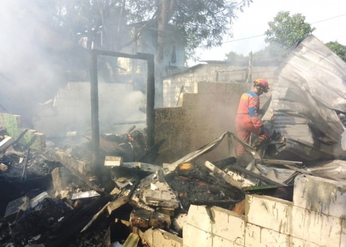 Gegara Bocah Main Api, Kebakaran Hebat Hanguskan Gudang dan Kontrakan di Bekasi