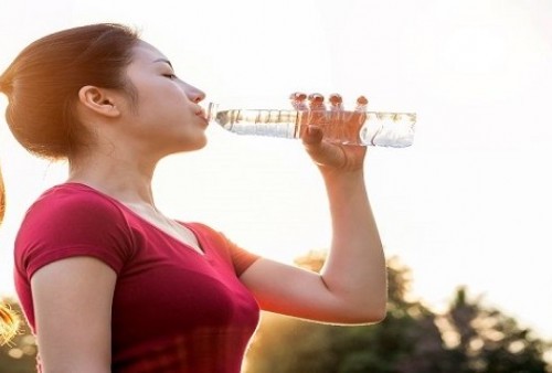 Rutin Minum Air Putih di Pagi Hari, Rasakan 4 Khasiat Kesehatan Ini