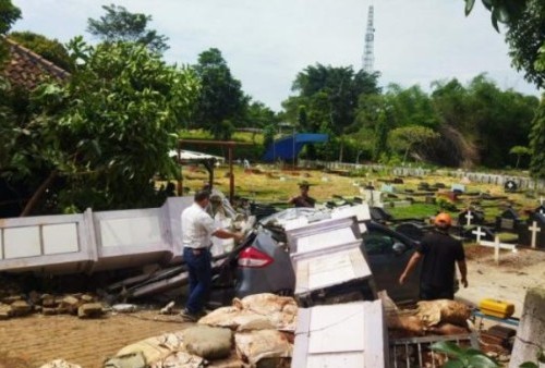 Keluarga di Tangerang Ziarah ke Makam, Mobil yang Ditumpanginya Ketiban Gapura