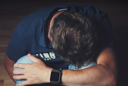 3 Manfaat Tidur di Lantai, Gak Melulu Soal Sakit Paru-paru Basah