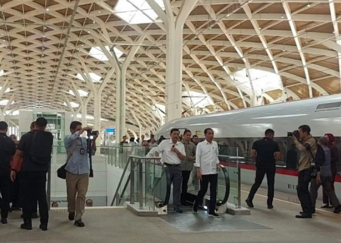 Harga Tiket Kereta Cepat Jakarta Bandung Tak Dapat Subsidi, Jokowi: Rasain Dulu 350 Km Per Jam Seperti Apa 