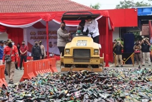 Jelang Puasa, Polisi Buldozer Belasan Ribu Botol Miras dan Blender Sabu Ekstasi