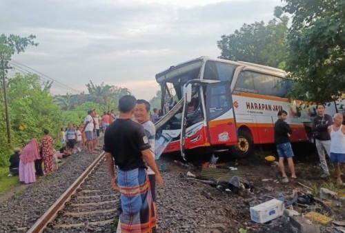 Cerita Saksi Mata Kecelakaan Bus Pariwisata Harapan jaya dengan Kereta Rapih Dhoho
