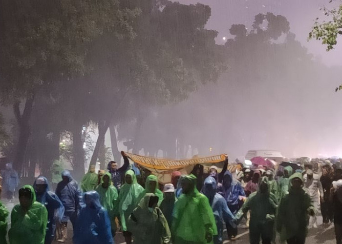 Diguyur Hujan Deras, Massa Aksi 411 Bubarkan Diri