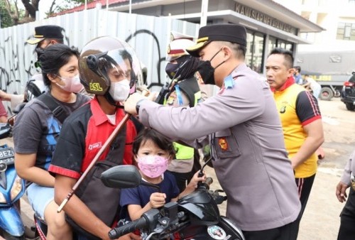 Polisi Bagikan 100 Helm Gratis ke Pelanggar Lalu Lintas Saat Operasi Patuh Jaya di Jakbar