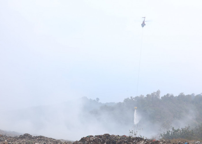 BNPB Kirim Helikopter Water Bombing Atasi Kebakaran TPST Sarimukti Bandung Barat 