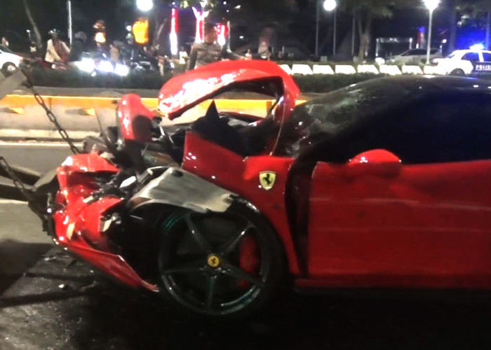 Sopir Ferrari yang Tabrak 5 Mobil dan Motor Jadi Tersangka 