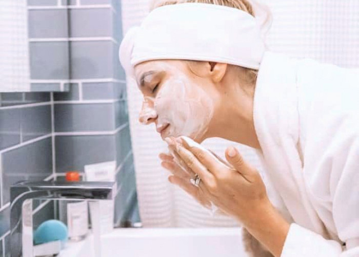 Mau Wajah Bersih dan Cerah? Ini Manfaat Tersembunyi dari Facial Wash