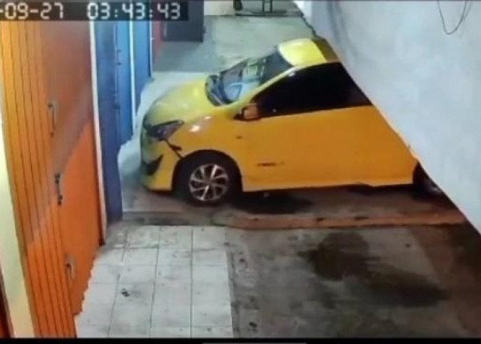 Detik-detik Kawanan Maling Bobol Showroom Mobil di Tangerang, Satu Unit Agya Dibawa Kabur