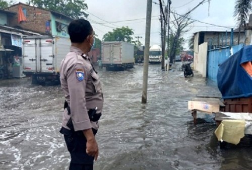 Kuras Saluran Sebelum Datang Hujan, Antisipasi Genangan Air di Permukiman Pekojan Jakarta Barat