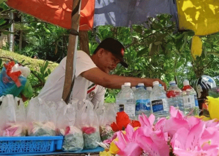 Ramai Peziarah saat Lebaran, Pedagang Bunga di TPU Grogol Kemanggisan Raup Omzet Rp1 Juta Sehari
