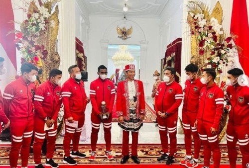 Momen Saat Punggawa Timnas U-16 Bertemu Jokowi di Istana, Tak Lupa Bawa Trofi Juara AFF