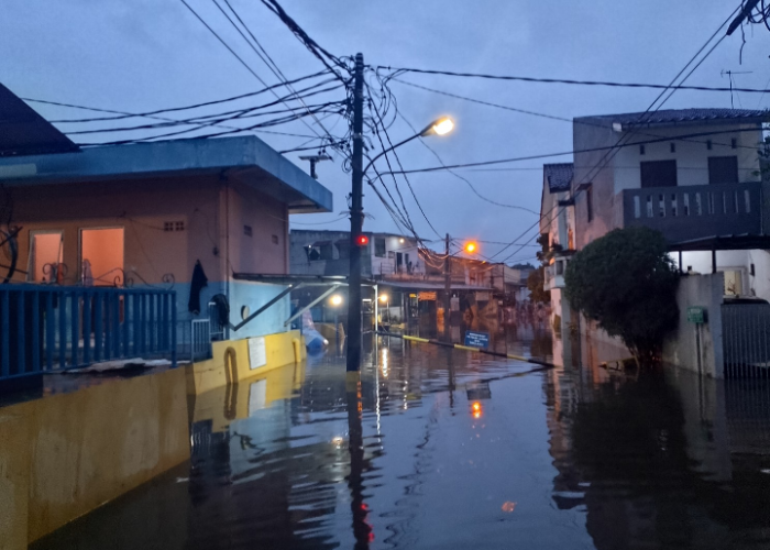 Hujan Lebat Sejak Siang Hari, Komplek Dosen Ikip Kota Bekasi Tergenang Banjir 