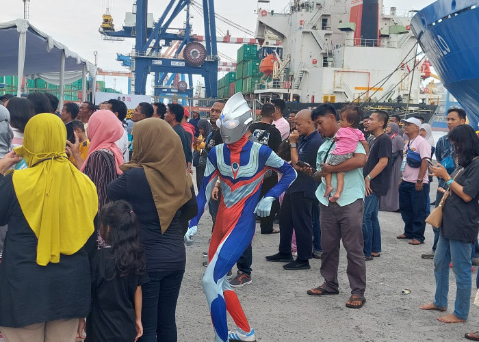 Patah Hati Diputus Pacar, Pemudik Gratis Asal Cengkareng di Pelabuhan Tanjungpriok Gunakan Kostum Ultraman Menuju Kampung Halaman