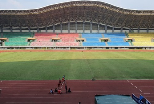 Jelang Laga Persija Jakarta Lawan MU, Rumput Stadion Patriot Chandrabaga Dipoles