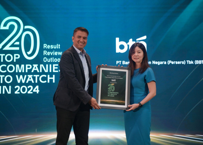 Corporate Secretary BTN Ramon Armando memperlihatkan piagam penghargaan sebagai 20 Top Companies to Watch in 2024 di Jakarta, Kamis (25/4)