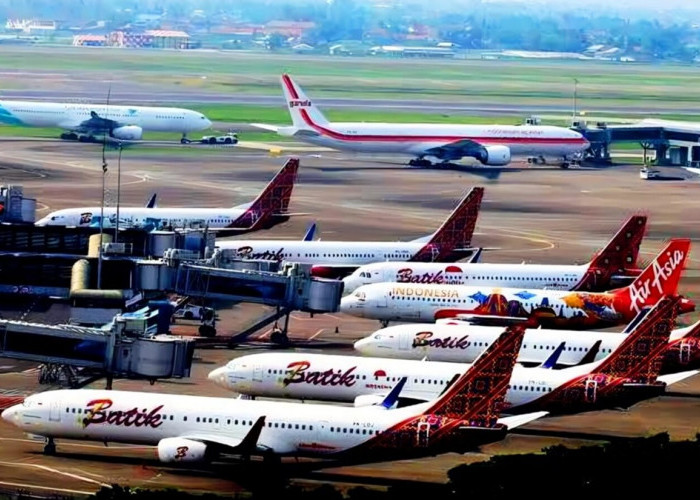 Siap-Siap Naik! Iuran Pariwisata Akan Dititipkan pada Harga Tiket Pesawat, Uangnya ke Airlines atau Kemana Nih Pak Sandiaga?   