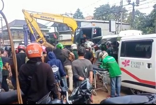 Dramatis, Evakuasi Dua Korban Longsor Galian Pipa PDAM, Warga: 4 Excavator Dikerahkan, Korban Merintih...