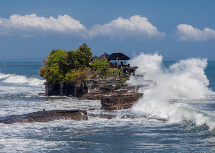 Wisata ke Bali Jangan ke Pantai Dulu Gaes, Gelombang Laut Lagi Tinggi 