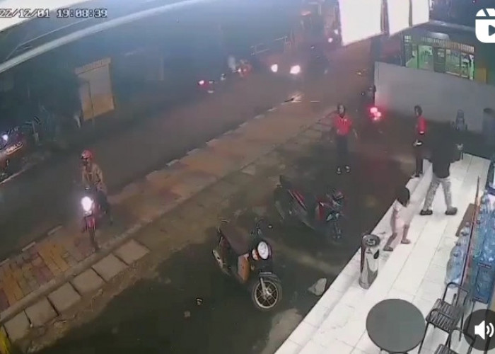Viral! Komplotan Maling di Tangerang Gasak Motor Secara Terang-terangan Saat Situasi Sedang Ramai