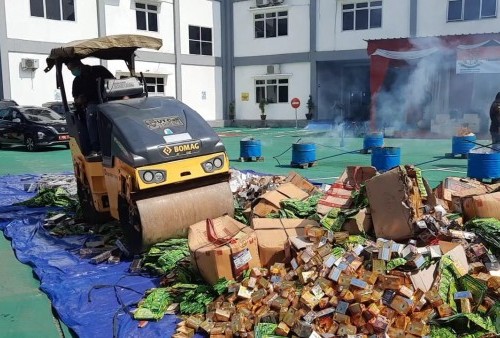 Sepuluh Ikat Uang Pecahan 100 Dolar Dibakar, 101 HP Juga Dimusnahkan Kejari Kabupaten Bekasi