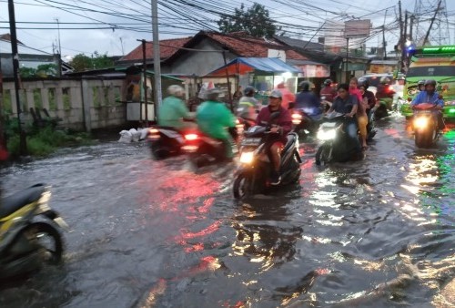 Bekasi Dilanda Hujan dan Angin Kencang, Ini Titik Banjir Hingga Pohon Tumbang 