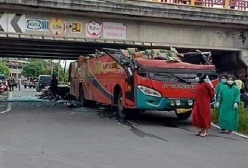 Hantam Jembatan Fly Over Simpang 8, Badan Bus Ini Langsung Sisa Setengah!