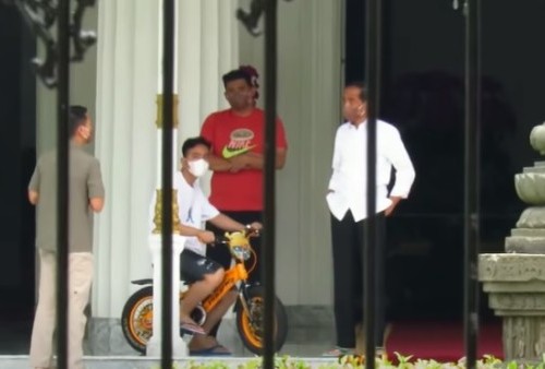 Tingkah Kocak, Gibran Rakabuming Main Sepeda Ukuran Anak Kecil di Hadapan Jokowi