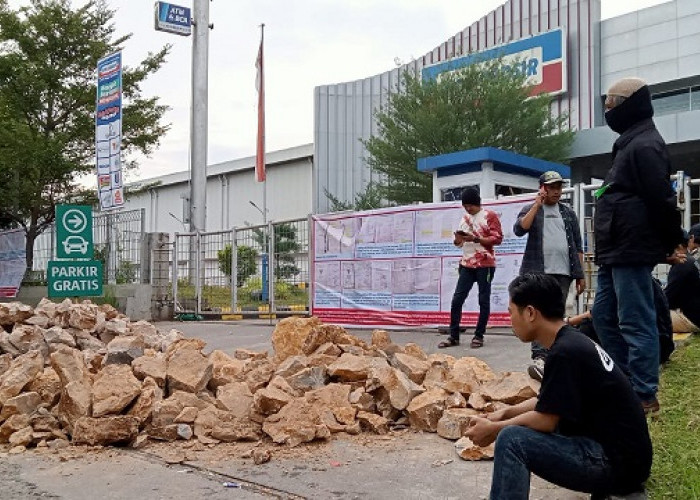 Viral! Gegara Sengketa Lahan, Gerbang Masuk Indogrosir Makassar Ditutup Dengan Tumpukan Batu