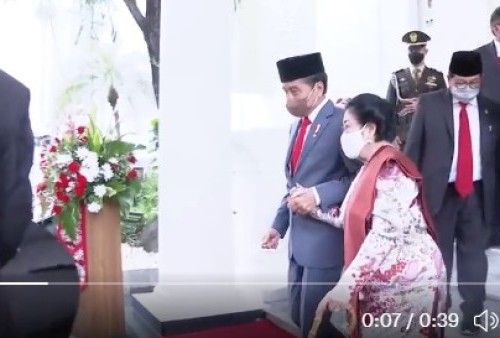 Jokowi Gandeng Tangan Megawati: Matur Nuwun, Injih Nderekaken Bu