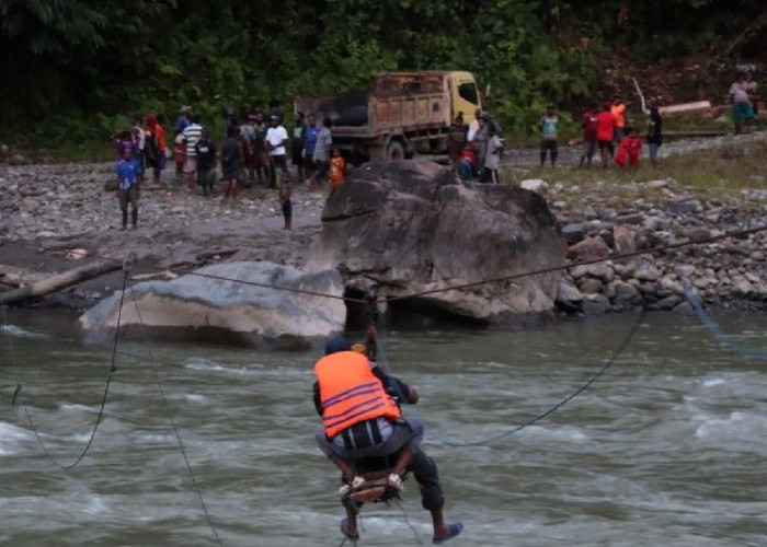 Jembatan Tiba-Tiba Ambruk, 3 Polisi dan 1 Tentara Hilang Terseret Arus Sungai Diguel Papua