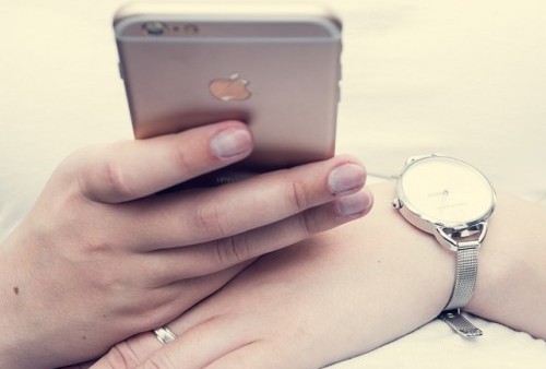 iPhone Suka Nyala Sendiri saat Dikantongi atau Dalam Tas? Gini Cara Ngatasinnya